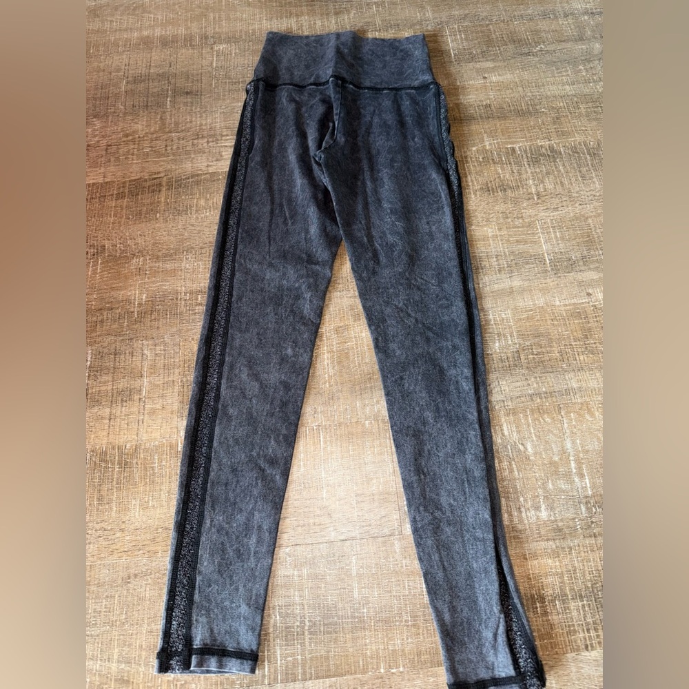 Aerie (XS) Grey Washed Pattern Chill. Play. Move Leggings with Knit Trim Sides - Picture 3 of 5